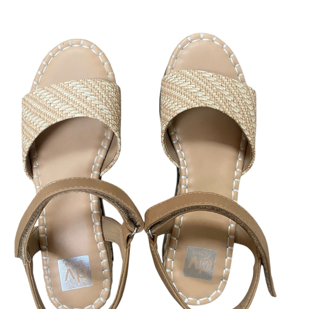 DV by Dolce Vita size 4 and Tan Sandals